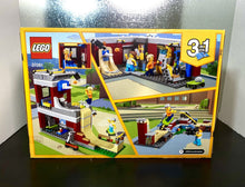 Load image into Gallery viewer, 2018 LEGO Creator #31081: Modular Skate House (422 Pieces)